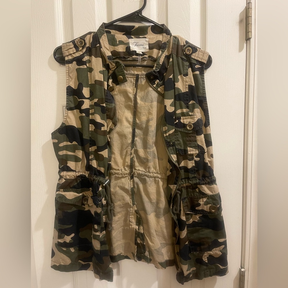 Medium camo vest